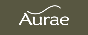 Logo de Aurae: minimalista con tipografía estilizada en blanco, acompañado de una línea curva que representa fluidez y calma.